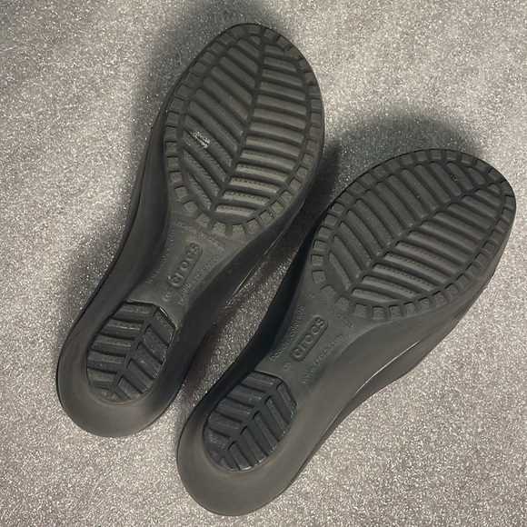 Women's Crocs Black Platform Wedge Slip-On Sandal Size 8 - Picture 9 of 13